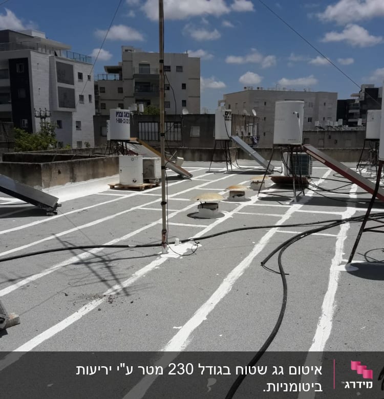 גג עם קווים לבנים לאיטום, דודי שמש וצינורות